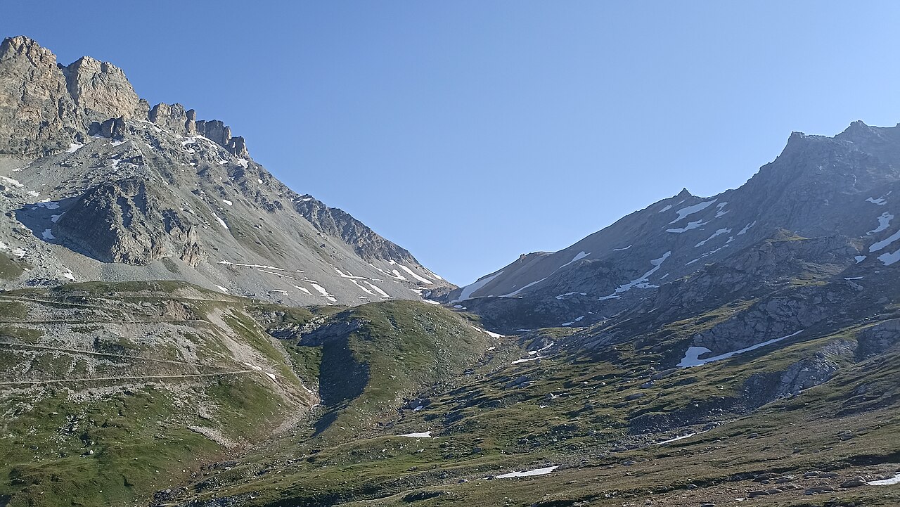 Zufahrt zum Colle del Sommeiller im felsigen Hochgebirge