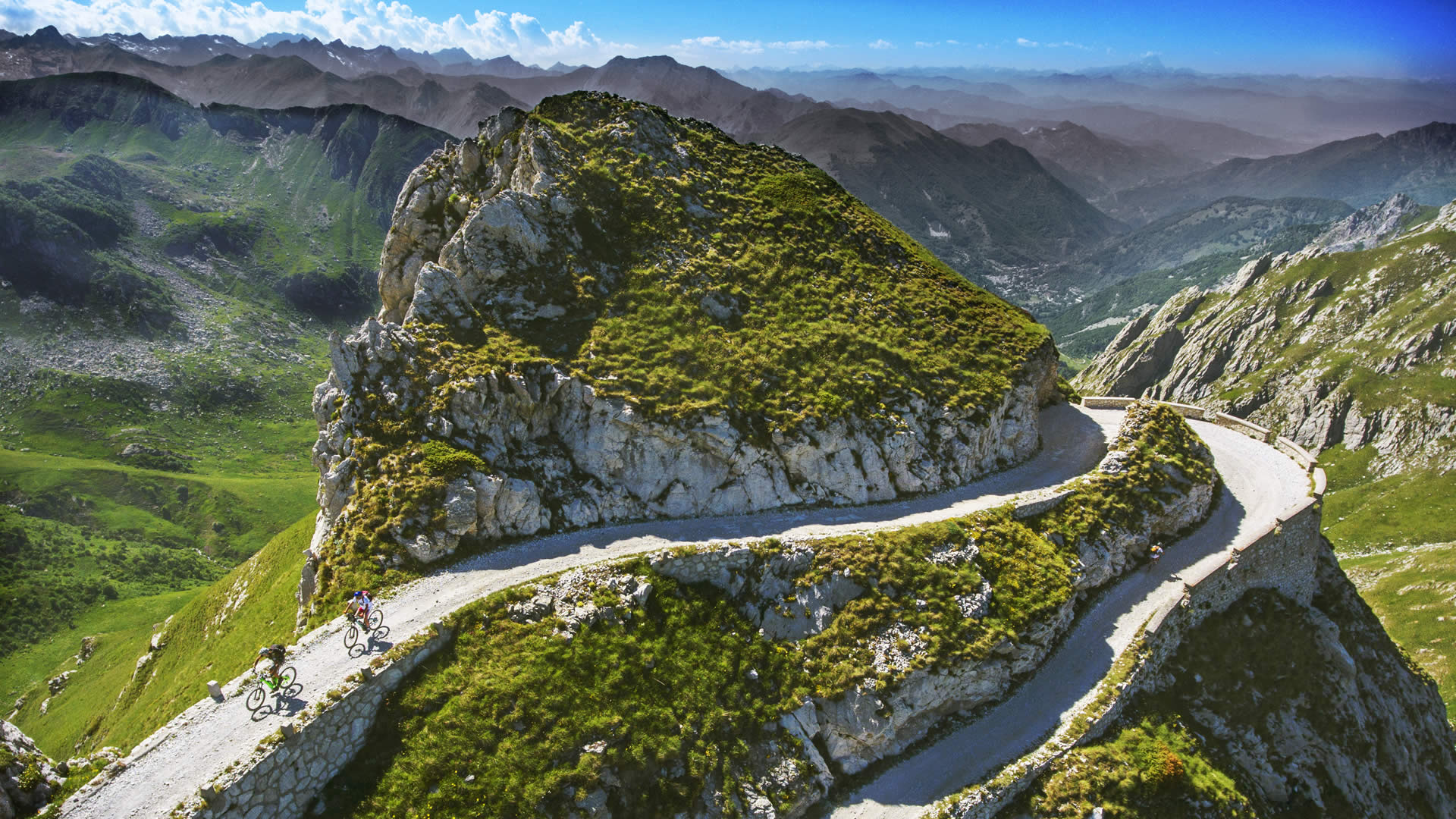 Spektakuläre Felskehre auf der Ligurischen Grenzkammstraße