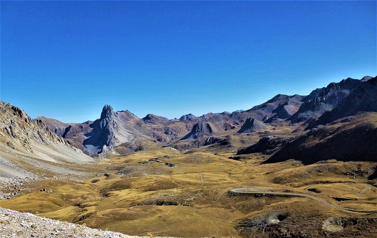 Gardetta-Hochfläche mit felsigen Gipfeln und Piste
