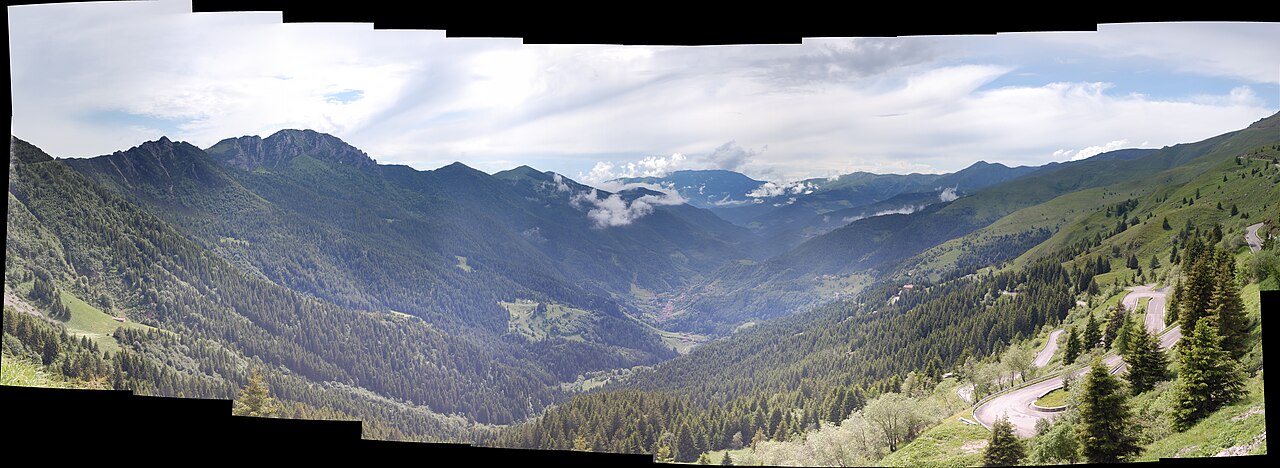 Bergpanorama und Serpentinen am Passo Maniva
